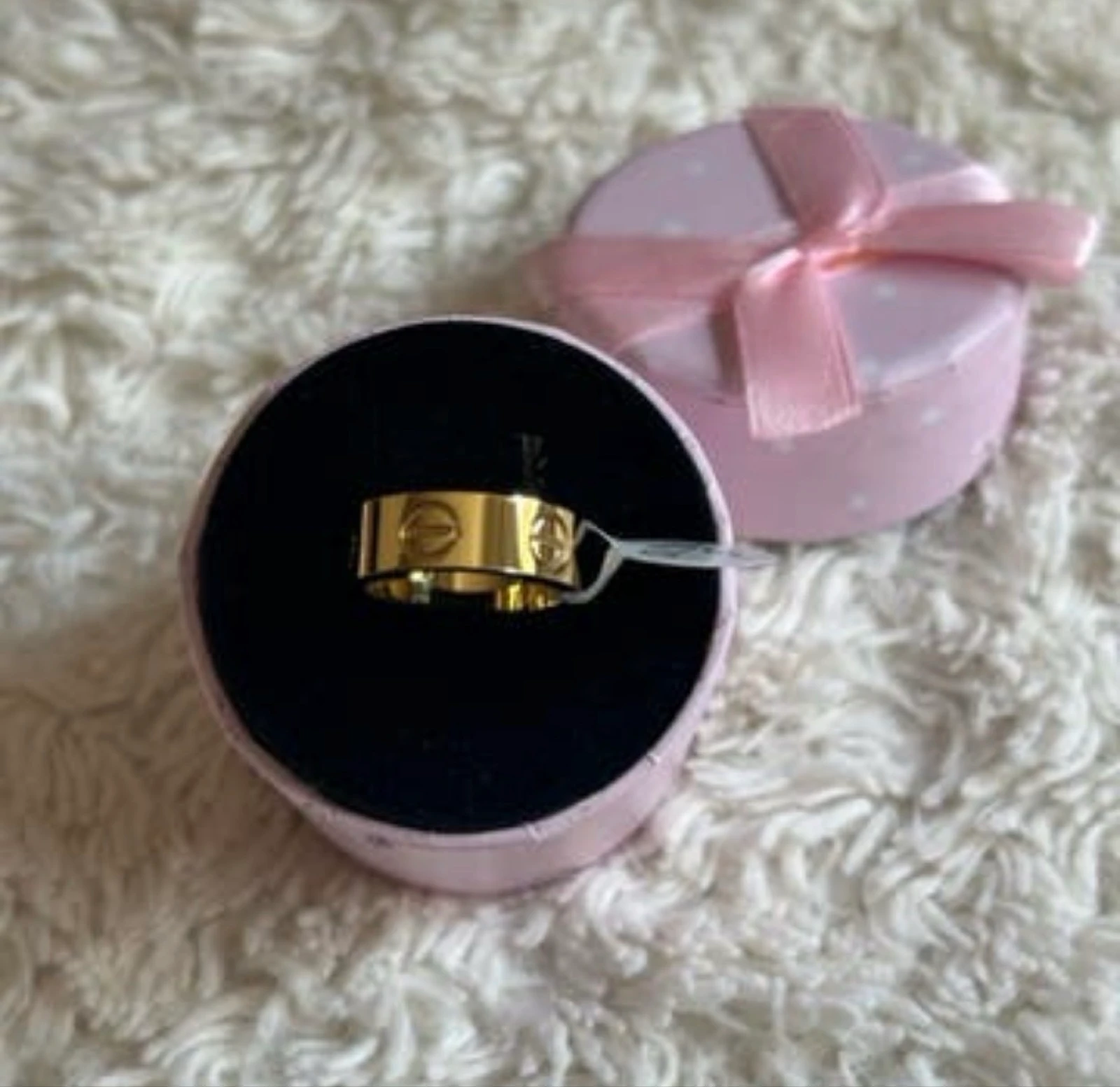 Anillo acero dorado.